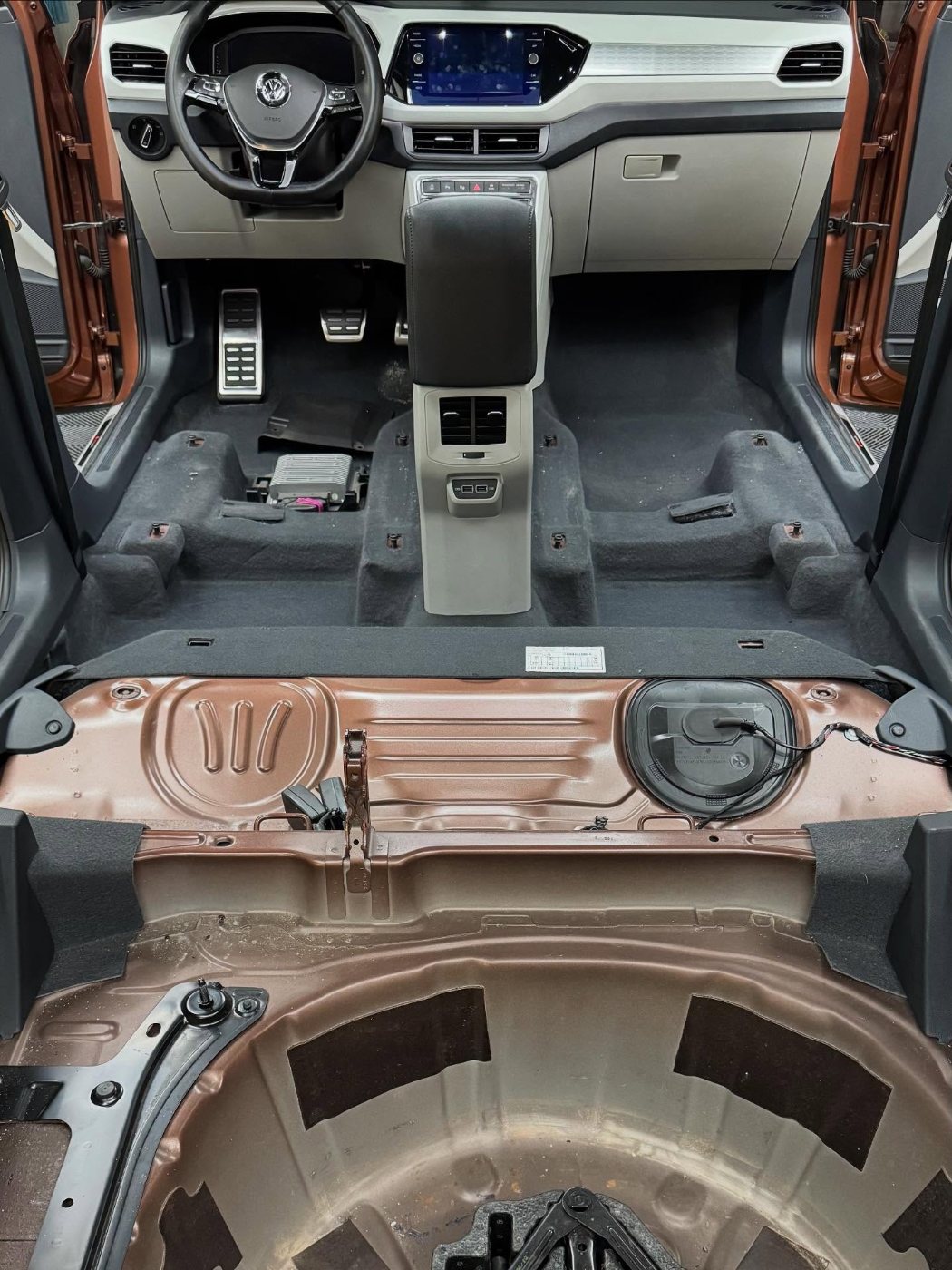 Interior de T-Cross desmontado para higienização