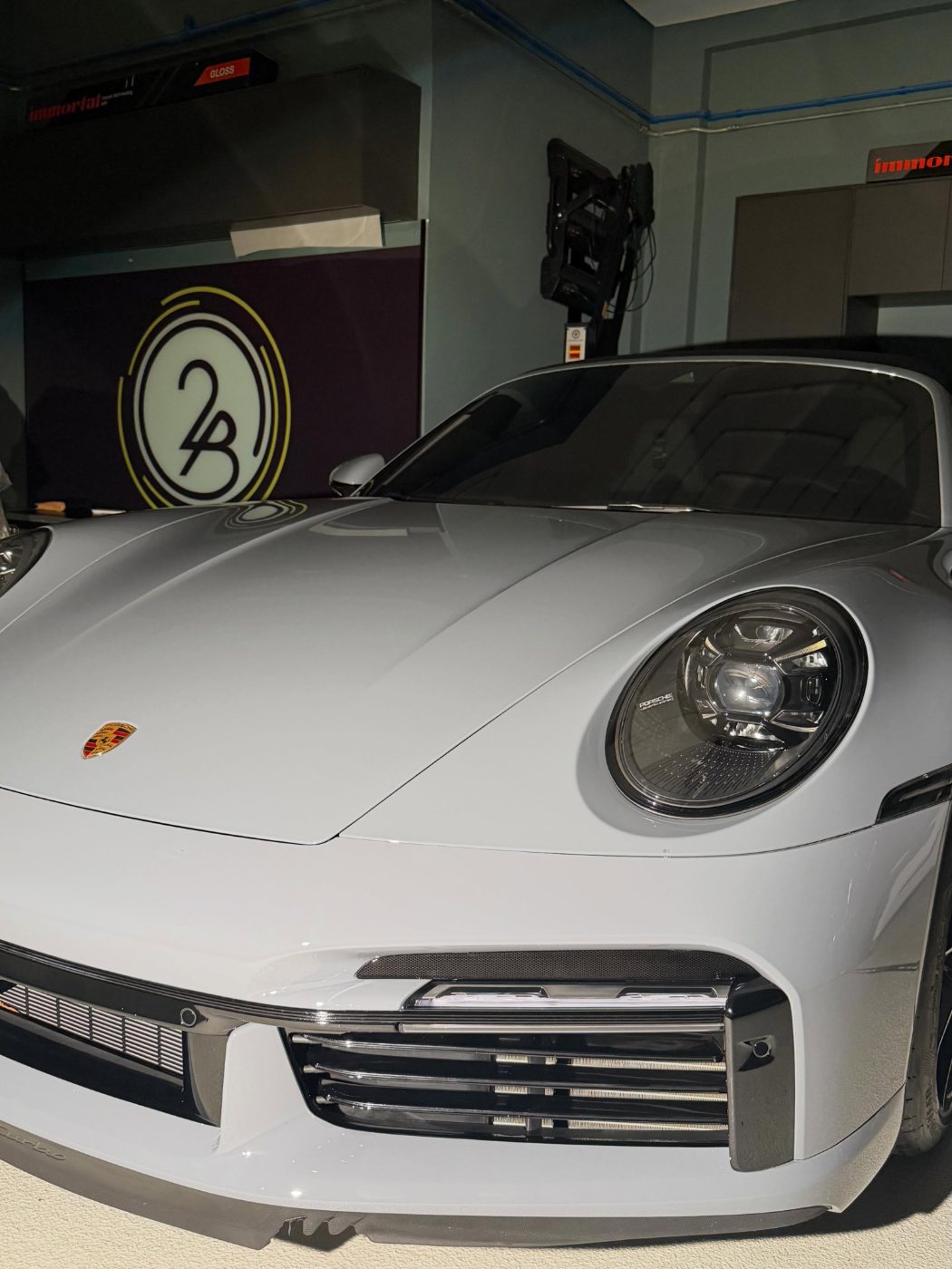 Porsche 911 Turbo branco no box da 2B
