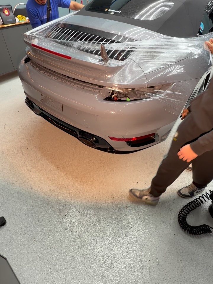 Aplicação de PPF no aerofólio de um Porsche 911 Turbo