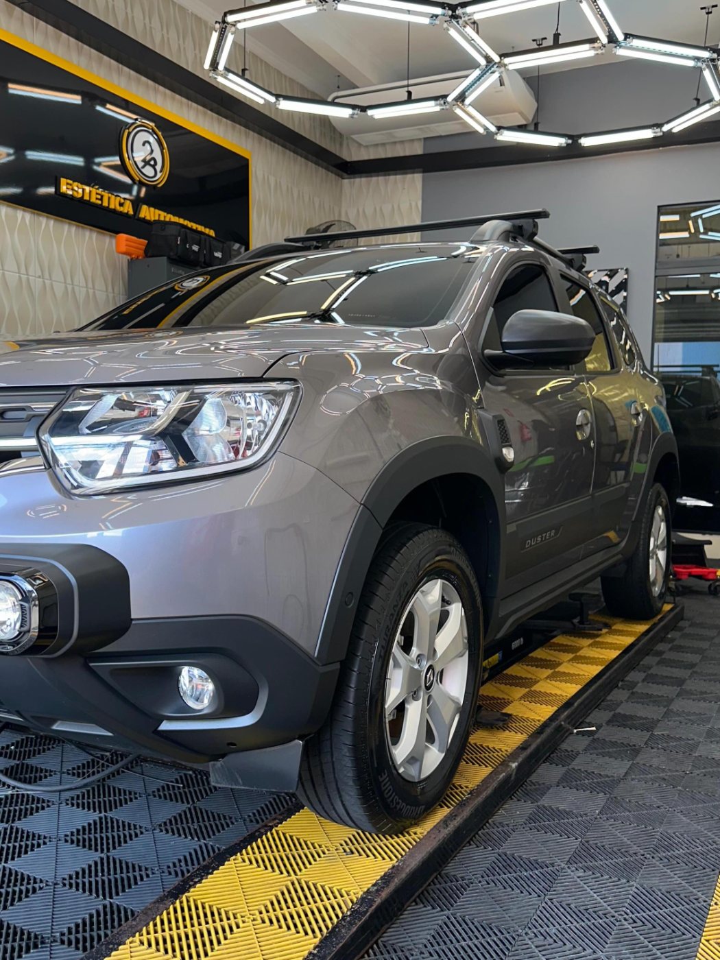 Renault Duster cinza no box