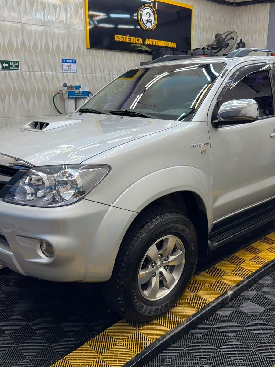 Toyota SW4 prata após lavação no box da 2B